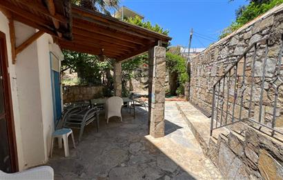 Bodrum Torba' da Havuzlu Sitede Sahile 300 metre 2+1 Satılık Bahçe Katı