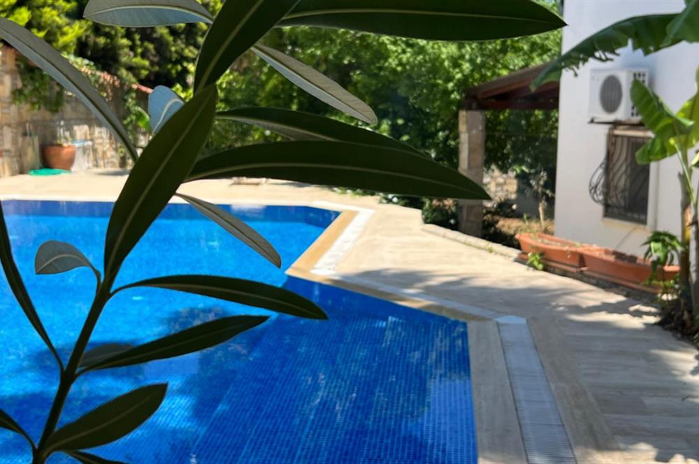 Bodrum Torba' da Havuzlu Sitede Sahile 300 metre 2+1 Satılık Bahçe Katı