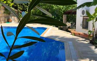 Bodrum Torba' da Havuzlu Sitede Sahile 300 metre 2+1 Satılık Bahçe Katı