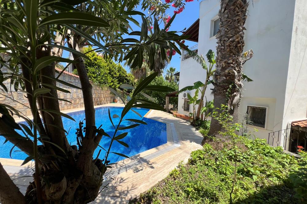 Bodrum Torba' da Havuzlu Sitede Sahile 300 metre 2+1 Satılık Bahçe Katı