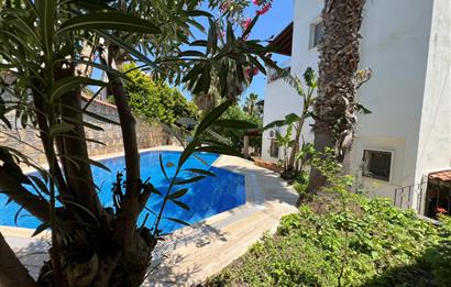 Bodrum Torba' da Havuzlu Sitede Sahile 300 metre 2+1 Satılık Bahçe Katı