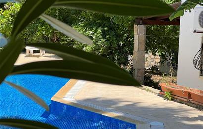 Bodrum Torba' da Havuzlu Sitede Sahile 300 metre 2+1 Satılık Bahçe Katı