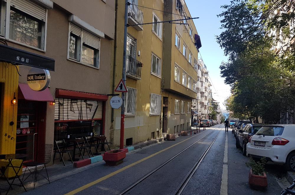 BİROL DURSUNDAN MODA CADDESİ KÖŞE KONUMLU BİNADA 175 M2 ARA KAT DAİRE