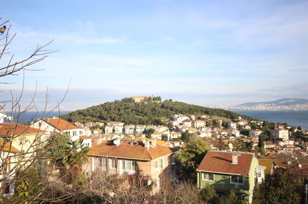 HEYBELİADA DA 255 M2 ARSA İÇİNDE DENİZ MANZARALI MÜSTAKİL BİNA