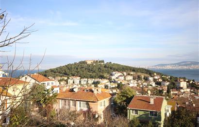 HEYBELİADA DA 255 M2 ARSA İÇİNDE DENİZ MANZARALI MÜSTAKİL BİNA