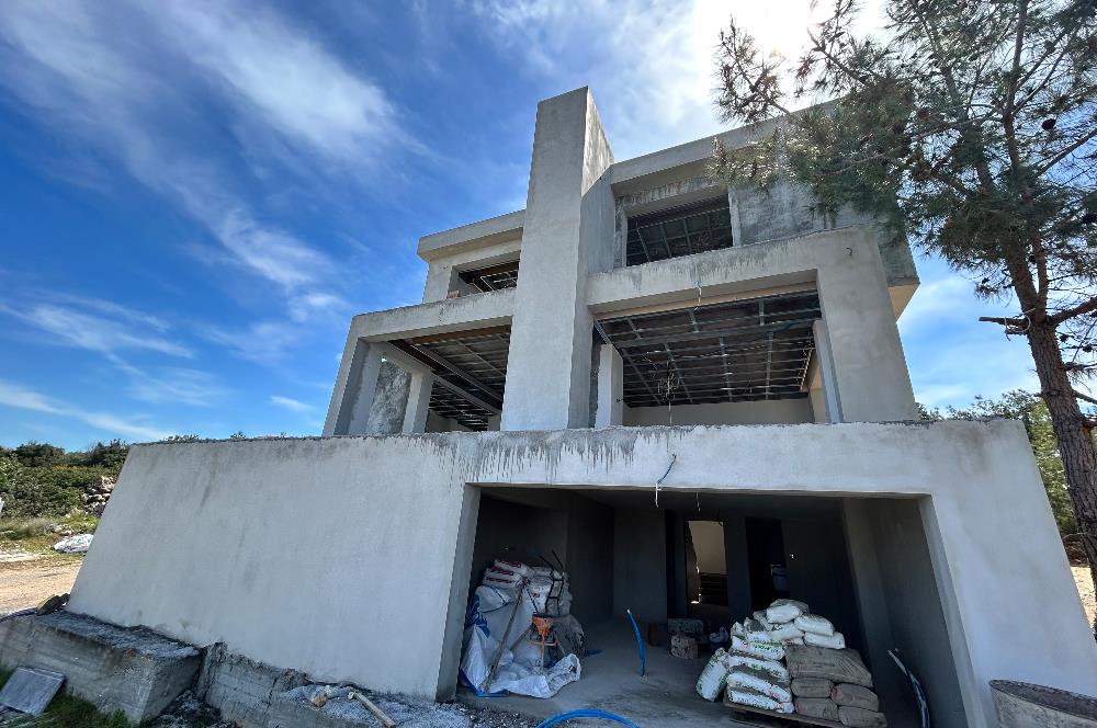 Kıbrıs Girne Çatalköy'de 6+2 Triplex Müstakil Villa