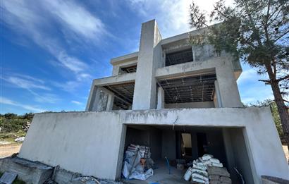 Kıbrıs Girne Çatalköy'de 6+2 Triplex Müstakil Villa