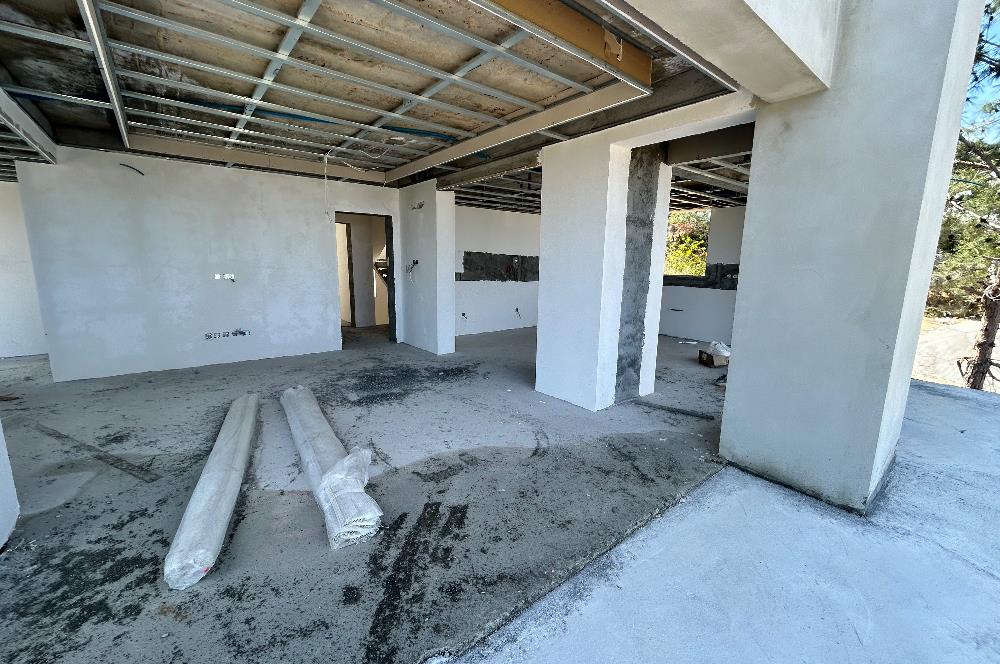 Kıbrıs Girne Çatalköy'de 6+2 Triplex Müstakil Villa