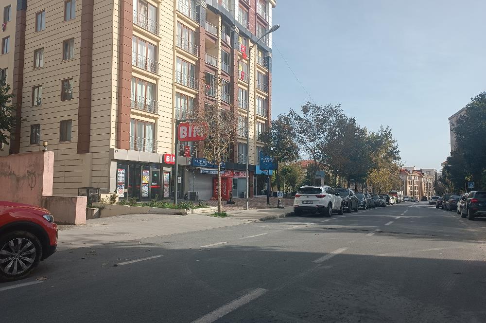 Adnan kahvecide Cadde üzerinde çift cepheli 124m2 Köşe dükkan.