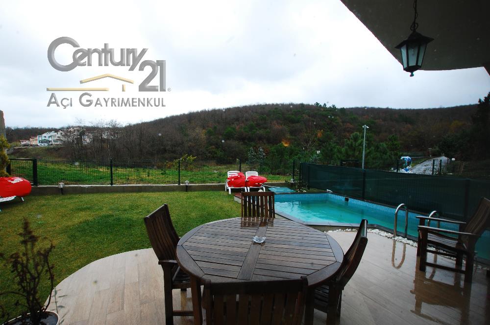 Zekeriyaköy de Site İçinde 5+1 Satılık Tripleks Villa