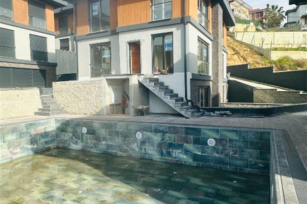 Şile Merkezde Lotus Evlerinin Önü Açık Manzaralı Havuzlu En prestijli Villası