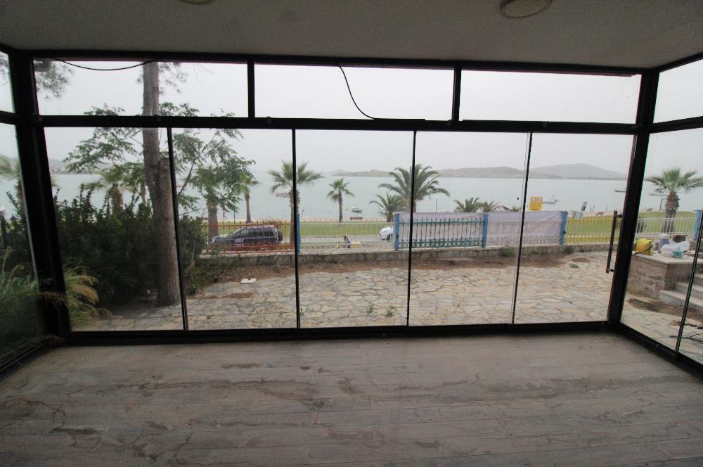Ayvalık Sahilinde, 746 m² Arsalı, Denize Sıfır, Satılık Villa