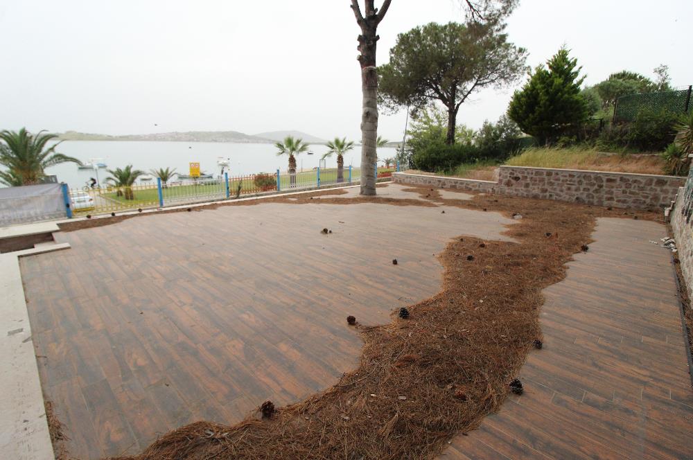 Ayvalık Sahilinde, 746 m² Arsalı, Denize Sıfır, Satılık Villa
