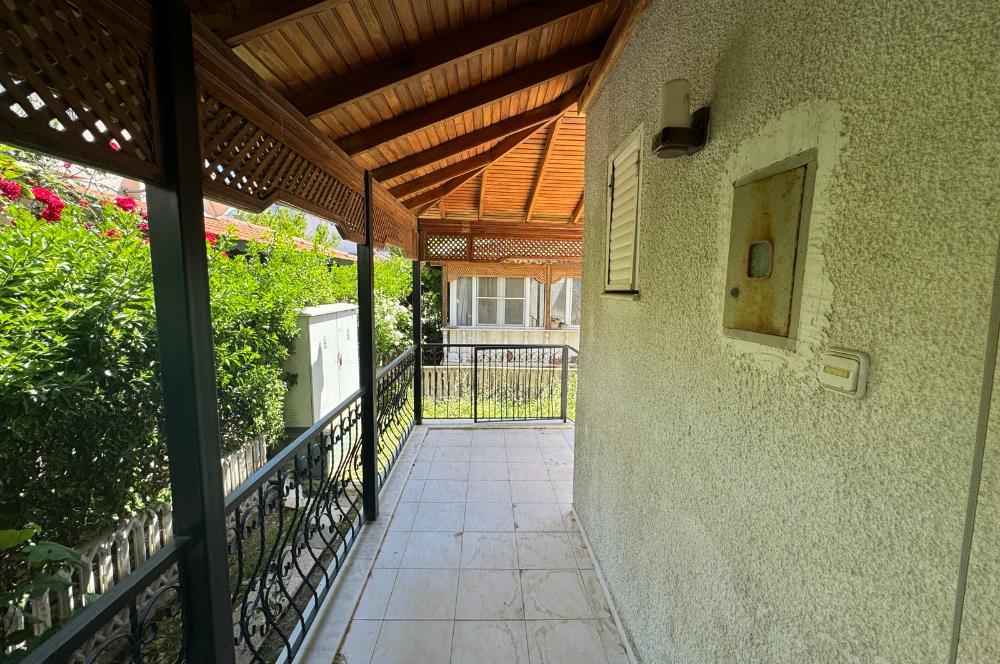 Çandarlı Asnur Sitesi'nde Satılık 3+1 Villa