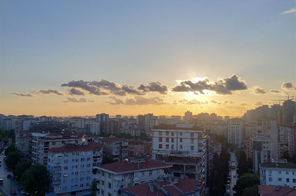 Kadıköy Merdivenköy'de Satılık Geniş 2+1 Daire