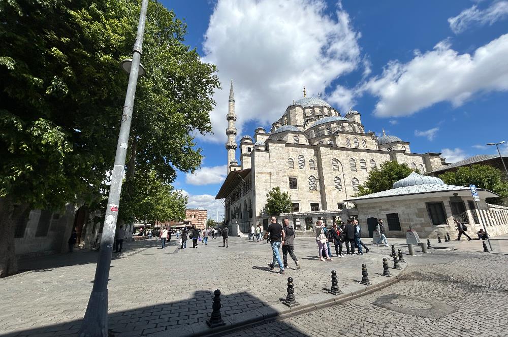 TARİH KOKAN BİR MÜLK KÜRKÇÜ HAN AVLUDA SATILIK DÜKKAN