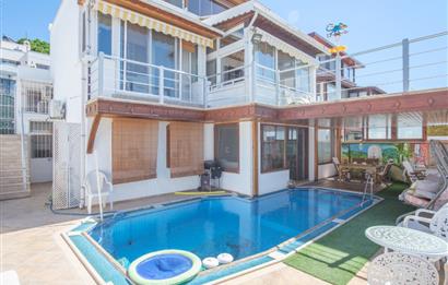 Bitez-Bodrum deniz manzaralı,müstakil havuzlu 5+1 satılık tripleks villa