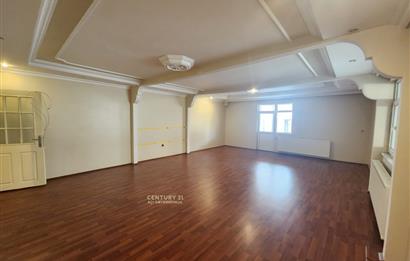Bahçeköyde Büyük Teraslı 4+1 Kiralık Daire