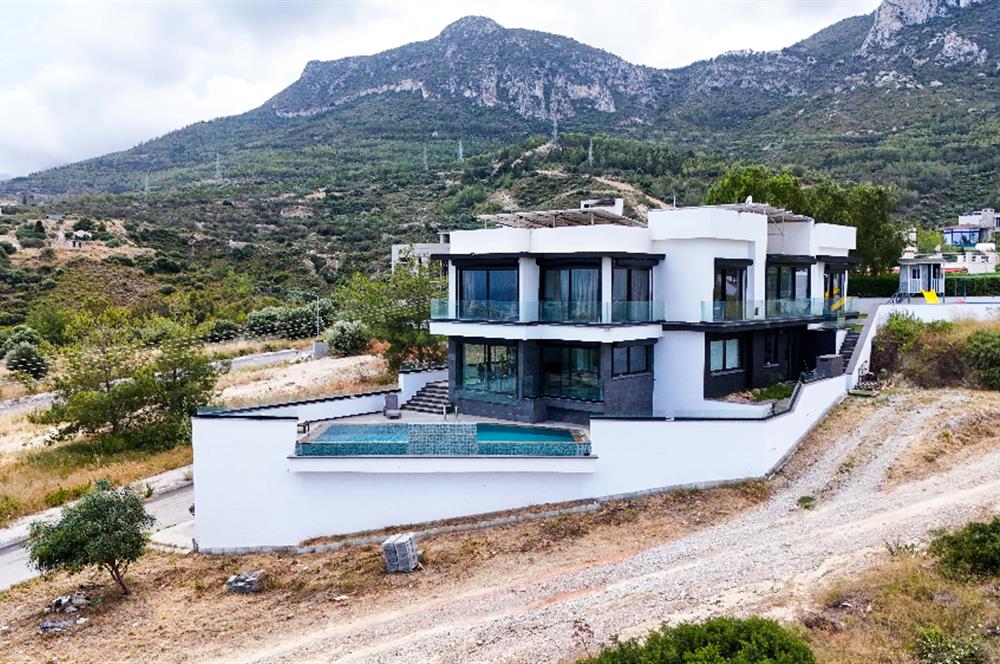 Zeytinlik'te Muhteşem Panoramik Deniz Manzaralı Lüks Villa