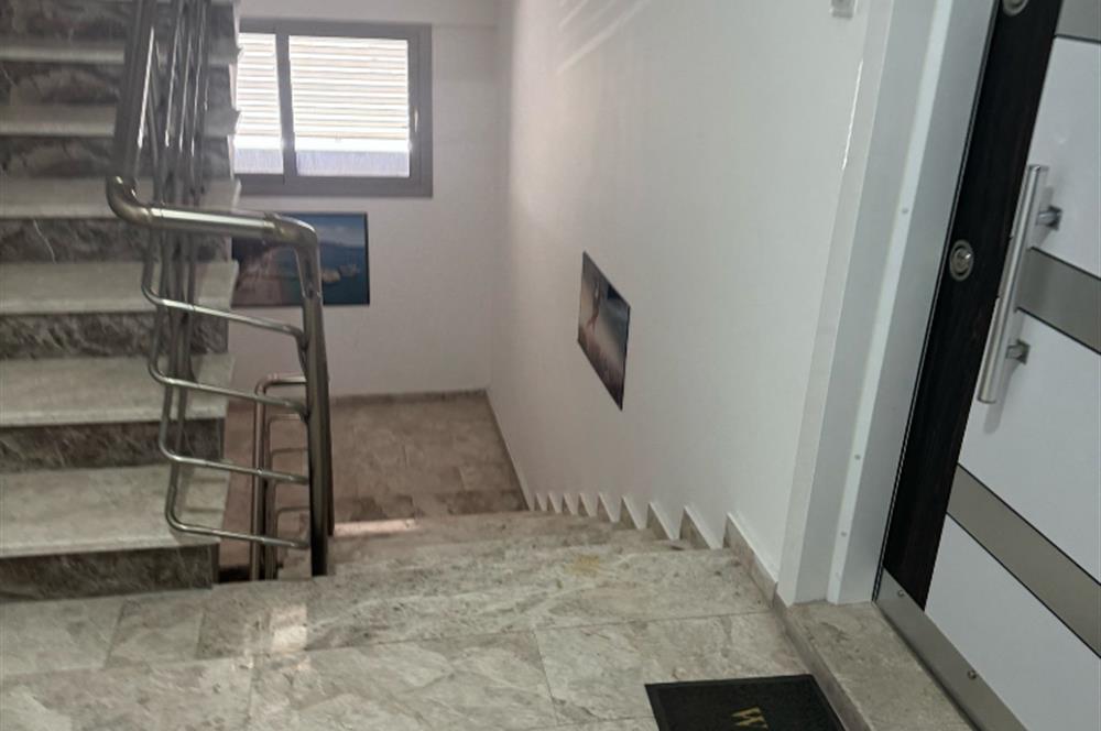 Girne merkez satılık komple bina. 18 Esyali apartman 2+1 ve 1+1 + lojman 10 oda. Yuksek kira getirisi.