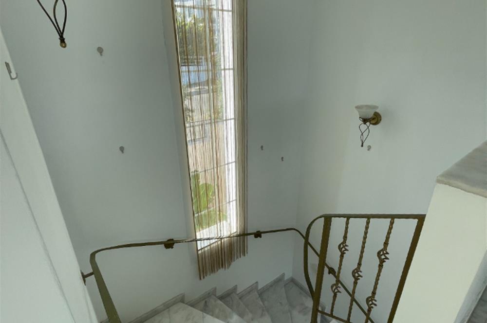 Girne Çatalkoy'de Satılık 3+1 Colonial Villa