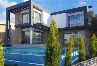 Girne Çatalköy'de Satılık 3+1 Modern Villa