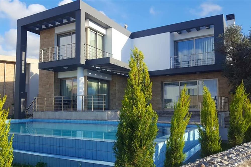 Girne Çatalköy'de Satılık 3+1 Modern Villa