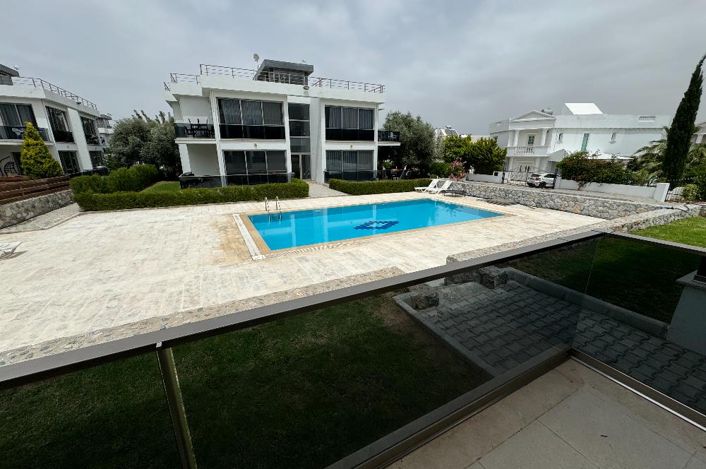 For Rent: 2 Bed Garden Apartment With Communal Pool