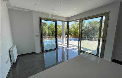 Girne Çatalköy'de Satılık 3+1 Modern Villa