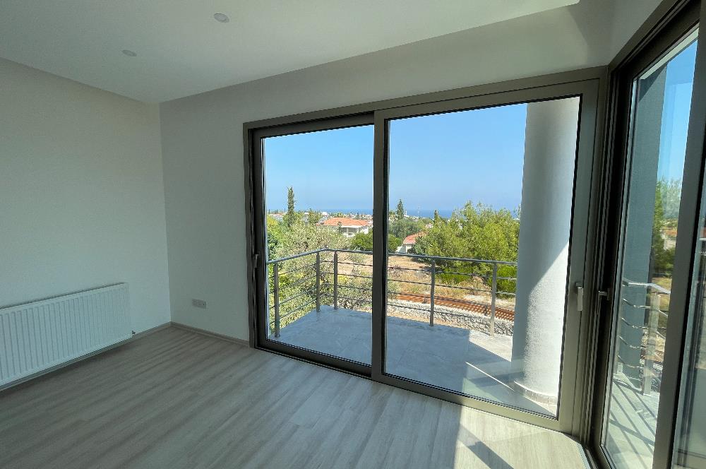 Girne Çatalköy'de Satılık 3+1 Modern Villa