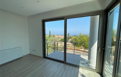 Girne Çatalköy'de Satılık 3+1 Modern Villa