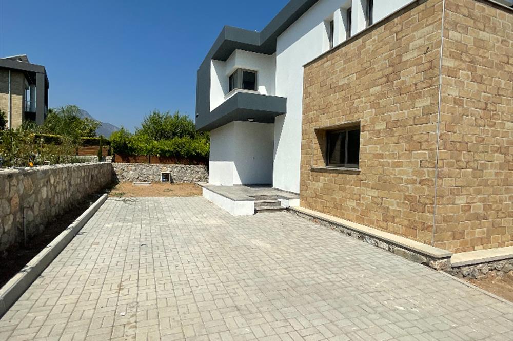 Girne Çatalköy'de Satılık 3+1 Modern Villa