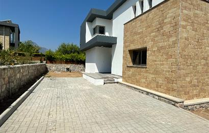 Girne Çatalköy'de Satılık 3+1 Modern Villa