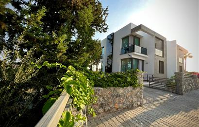  Alsancak bölgesinde lüks sitede satılık ikiz villa