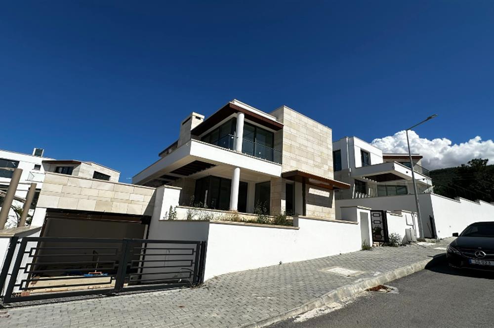 Zeytinlik bölgesinde satılık lüks villa