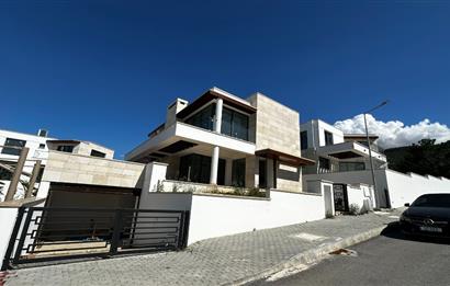 Zeytinlik bölgesinde satılık lüks villa