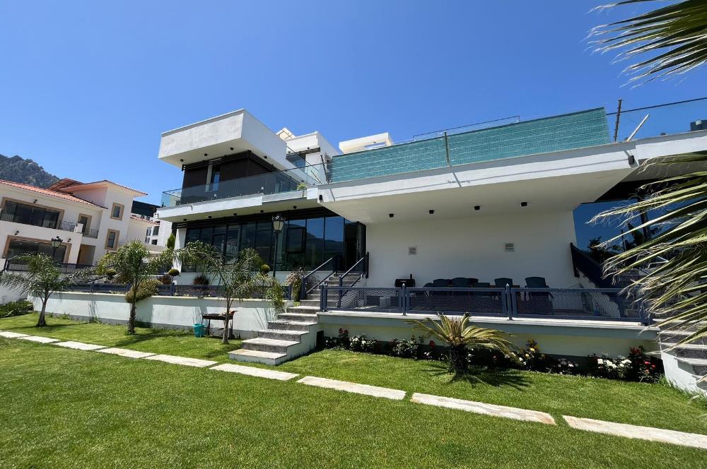 Muhteşem deniz ve dağ manzaralı satılık lüks 6 yatak odalı villa. Girne Edremit