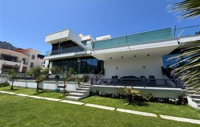 Muhteşem deniz ve dağ manzaralı satılık lüks 6 yatak odalı villa. Girne Edremit