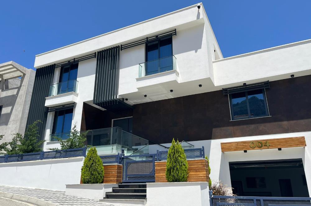 Muhteşem deniz ve dağ manzaralı satılık lüks 6 yatak odalı villa. Girne Edremit