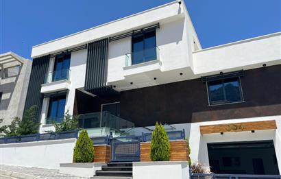 Muhteşem deniz ve dağ manzaralı satılık lüks 6 yatak odalı villa. Girne Edremit