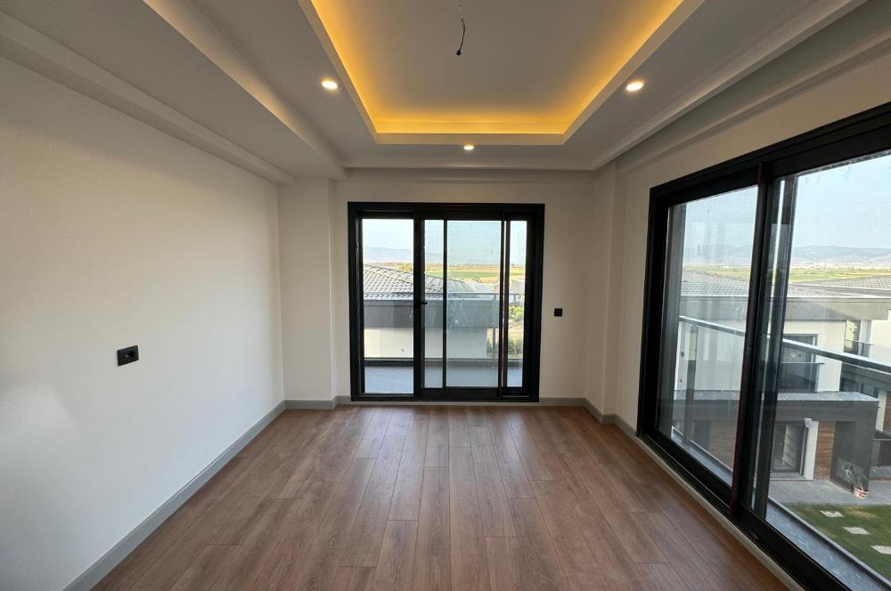 Seyrek Villakent Eges Life Sitesi'nde Satılık 5+2 Villa