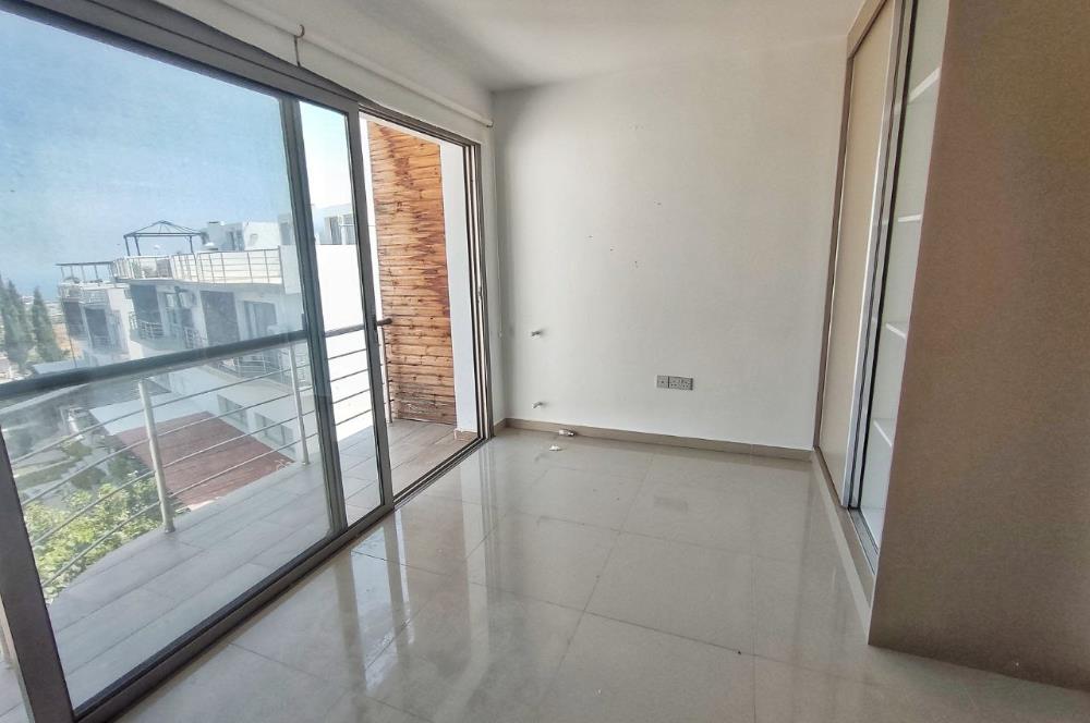 Girne Çatalköy'de Triplex 3+1 ikiz Villa- Eşsiz Dağ ve Deniz Manzaralı, Çok Katlı Modern Konut - Havuz ve Fitness İmkanlarıyla**