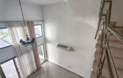 Girne Çatalköy'de Triplex 3+1 ikiz Villa- Eşsiz Dağ ve Deniz Manzaralı, Çok Katlı Modern Konut - Havuz ve Fitness İmkanlarıyla**