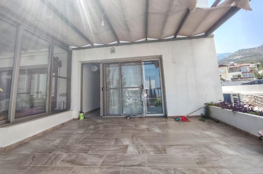 Girne Çatalköy'de Triplex 3+1 ikiz Villa- Eşsiz Dağ ve Deniz Manzaralı, Çok Katlı Modern Konut - Havuz ve Fitness İmkanlarıyla**