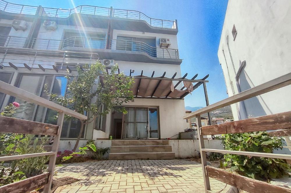 Girne Çatalköy'de Triplex 3+1 ikiz Villa- Eşsiz Dağ ve Deniz Manzaralı, Çok Katlı Modern Konut - Havuz ve Fitness İmkanlarıyla**