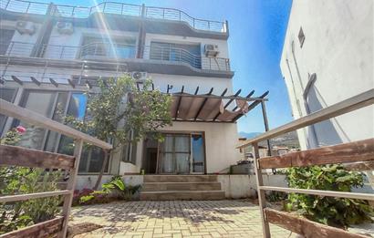 Girne Çatalköy'de Triplex 3+1 ikiz Villa- Eşsiz Dağ ve Deniz Manzaralı, Çok Katlı Modern Konut - Havuz ve Fitness İmkanlarıyla**