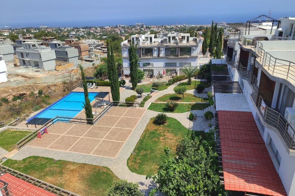 Girne Çatalköy'de Triplex 3+1 ikiz Villa- Eşsiz Dağ ve Deniz Manzaralı, Çok Katlı Modern Konut - Havuz ve Fitness İmkanlarıyla**