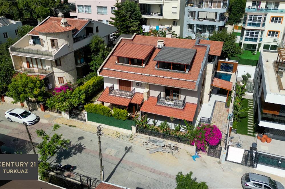 KUŞADASI ŞEHİR MERKEZİNDE  5+1 ÖZEL HAVUZLU 576 m2 BAHÇELİ VİLLA