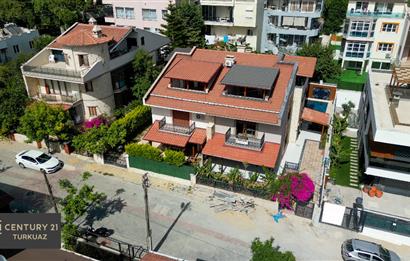 KUŞADASI ŞEHİR MERKEZİNDE  5+1 ÖZEL HAVUZLU 576 m2 BAHÇELİ VİLLA