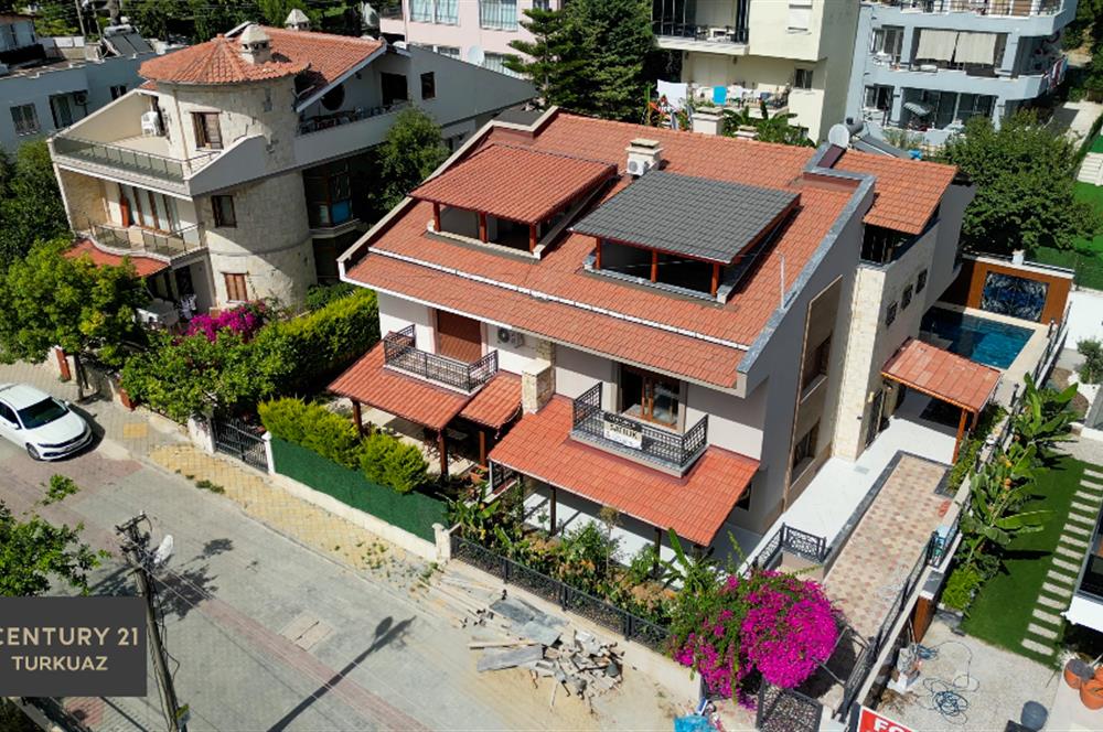 KUŞADASI ŞEHİR MERKEZİNDE  5+1 ÖZEL HAVUZLU 576 m2 BAHÇELİ VİLLA